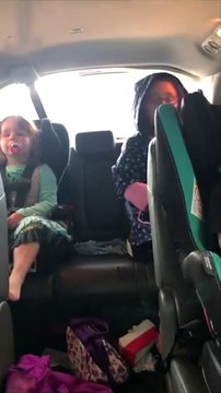 Cette maman et ses 2 enfants se retrouvent piégés sous un orage de grêle monstrueux qui va détruire leur voiture