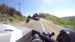 Le reflexe surhumain d'un motard qui évite une voiture arrêtée au milieu de la route