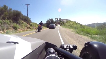 Le reflexe surhumain d'un motard qui évite une voiture arrêtée au milieu de la route