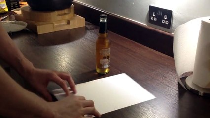 Regardez comment ouvrir une bouteille de bière avec une simple feuille
