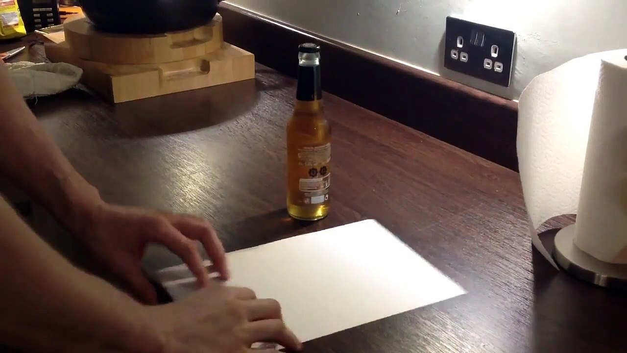 Regardez comment ouvrir une bouteille de bière avec une simple feuille