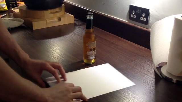 Regardez comment ouvrir une bouteille de bière avec une simple feuille