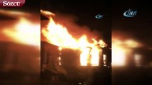 Fatih’te 2 katlı bina alev alev yandı!