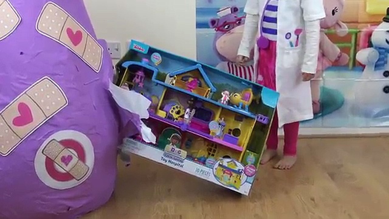 NEW DOC MCSTUFFINS TOY HOSPITAL SUPER GIANT EGG SURPRISE + SONGS | The Disney Toy Collector