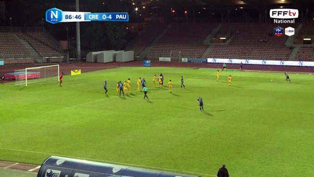 Coup franc repris de la tête par Boyer