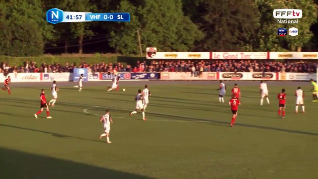 La magnifique frappe de MARIE passe juste au dessus des buts.