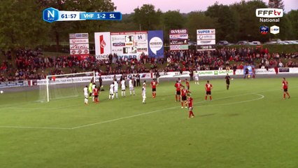 La volée de COUTURIER passe à coté.