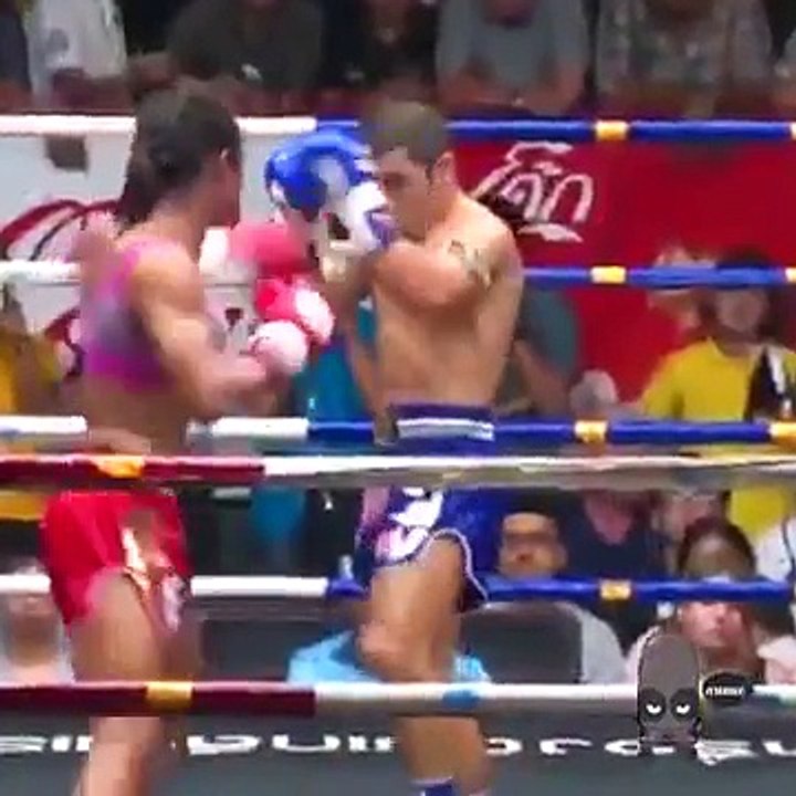 une femme ridiculise un homme lors dun combat de boxe thai