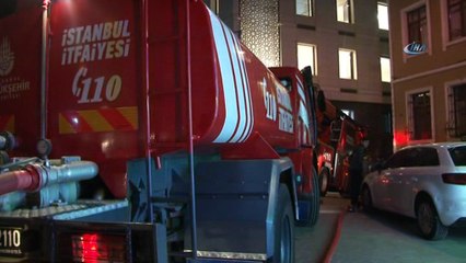 Beyoğlu’nda çıkan yangında biri balkondan atlayıp kurtulurken bir kişi de ıslattığı bez ile alevlerden korunmaya çalıştı