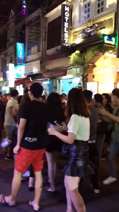 "Thánh catwalk" gây "náo loạn" phố đi bộ Bùi Viện khi bất ngờ xuất hiện tại đây và trình diễn màn catwalk điêu luyện