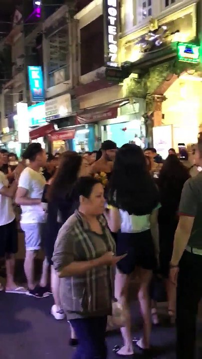 "Thánh catwalk" gây "náo loạn" phố đi bộ Bùi Viện khi bất ngờ xuất hiện tại đây và trình diễn màn catwalk điêu luyện