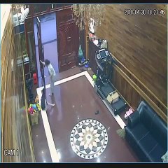 Phẫn nộ clip giúp việc tát, lôi xềnh xệch, đánh trẻ dã man bằng cán chổi