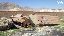 بقایای تانک‌های تخریب‌شدۀ اردوی پیشین افغانستان در دامنه های کوه‌های جنوب و غرب کابلویدیو: خیرالله رسولی، صدای امریکا