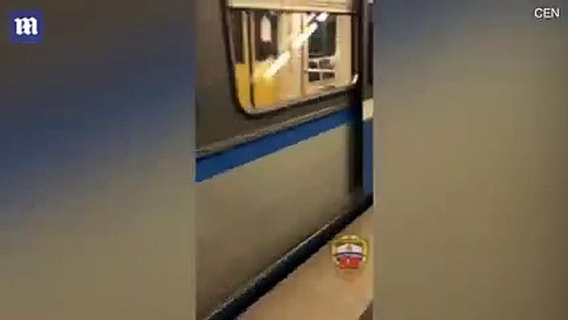 Thanh niên người Nga chơi liều khi nhảy xuống đường ray trước khi tàu đi qua