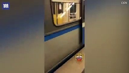 Thanh niên người Nga chơi liều khi nhảy xuống đường ray trước khi tàu đi qua