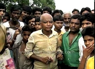 Quack doctor sells quick fix remedies at Indian fair, man smashes tubelight on head