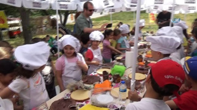 Anne çocuk festivalinde karavanda yemek sürprizi