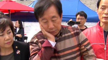 '단식' 김성태 원내대표, 30대 남성에 폭행당해 병원 이송 / YTN