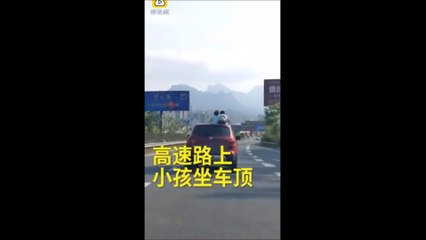 Des enfants sur le toit d'une voiture sur l'autoroute, les internautes sont à la recherche des parents pour les traîner en justice