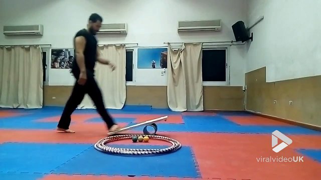 Equilibre hors norme d'un acrobate : cerceaux et jongles !