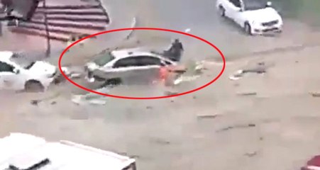Ankara'da Dehşet Anları! Sel Caddeleri Nehre Çevirdi, Arabalar Sürüklendi