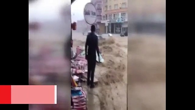 Sel sularına kapılan araçlar böyle sürüklendi