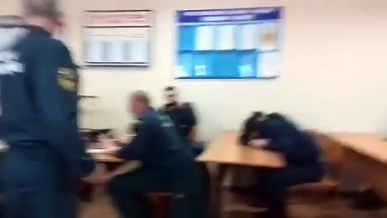 Mladi vatrogasac je zaspao tokom nastave – Ovako mu je nastavnik očitao lekciju!