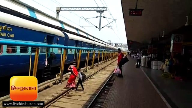 जान हथेली पर रखकर टाटानगर स्टेशन में रेललाइन पार करते यात्री