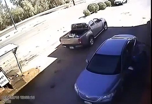 Ce conducteur détruit complètement une station essence