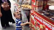 Pauvre gamin traumatisé par un vendeur de glaces... Trop drole