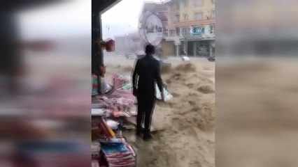 Sel sularına kapılan araçlar böyle sürüklendi