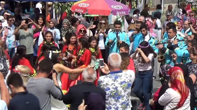 Düzce Otları Tyche Bereket Festivali korteji renkli görüntülere sahne oldu