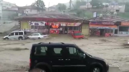 Mamak'ta Aniden Başlayan Yağışın Ardından Araçlar Sürüklendi (5)