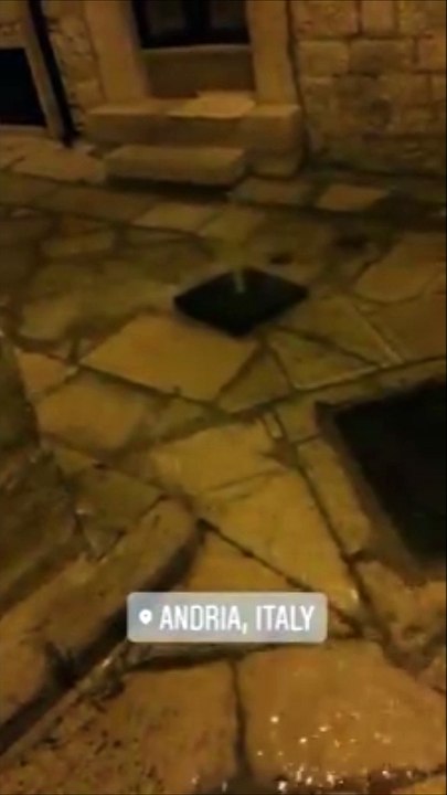 Andria: tombino "geyser" nel centro storico e i passanti si fanno i selfie