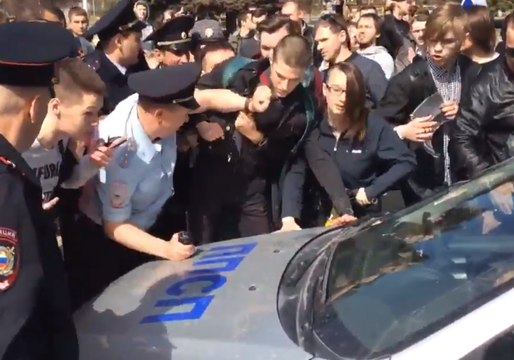 Anti-Putin Protesters Block Police Car From Leaving With Detainees