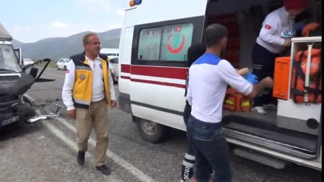 Gercüş'te Trafik Kazası: Otomobil İle Kamyonet Kafa Kafaya Çarpıştı