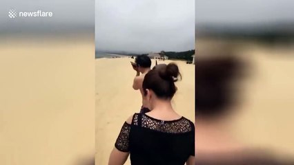 Nam du khách "vô tình" vướng vòng luân lí vì đã làm điều này trên bãi biển