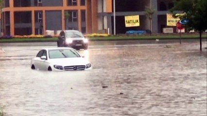 Batman’da otomobiller yağmur suyunda mahsur kaldı