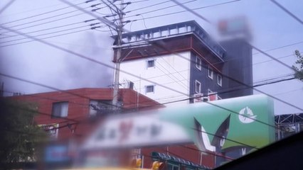 창고로 쓰던 주택서 불...다친 사람 없어 / YTN