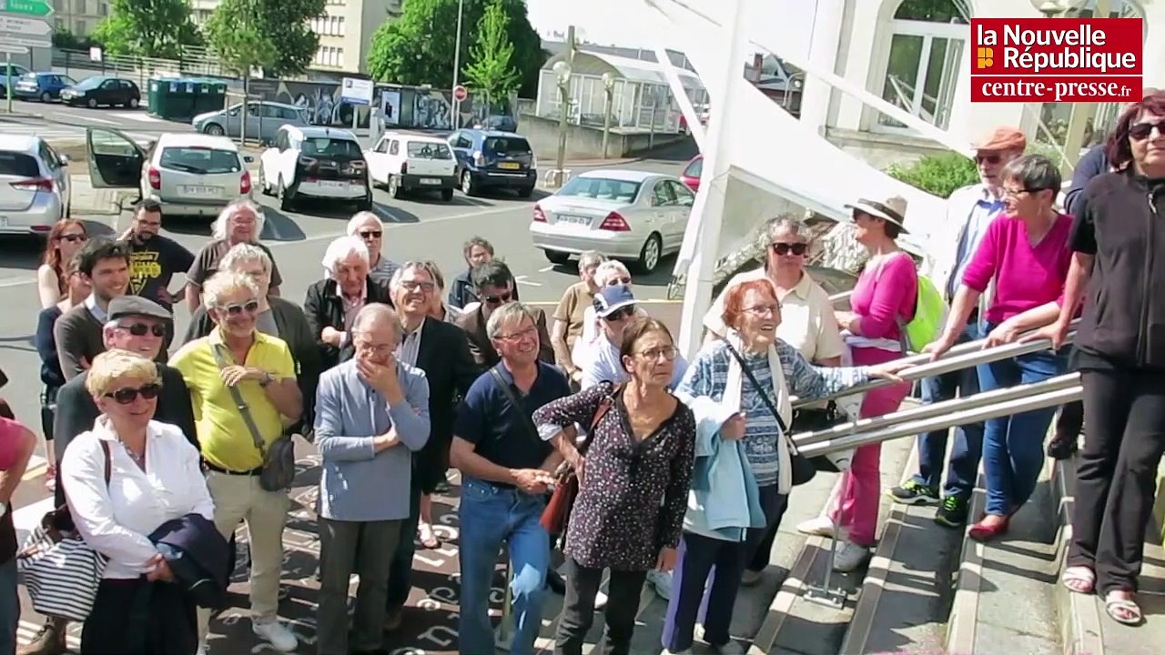 VIDEO. Châtellerault : élus et usagers bloquent un train symboliquement