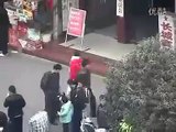 Pogledajte kako ova dva lopova u Kini pljačkaju ljude na ulici. OVAKO NEŠTO JOŠ NISTE VIDJELI!