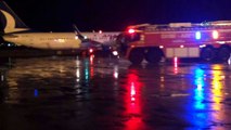 Uçakta yangın paniği... Sağ kanadından alev alan uçaktaki yolcular tahliye edildi