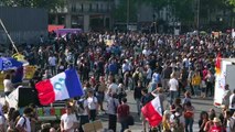 Manifestantes fazem 'marcha festiva' contra Macron
