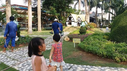 Gia Linh đi thăm nàng Bạch Tuyết Xanh cùng 7 chú lùn trong Thiên Đường Bảo Sơn