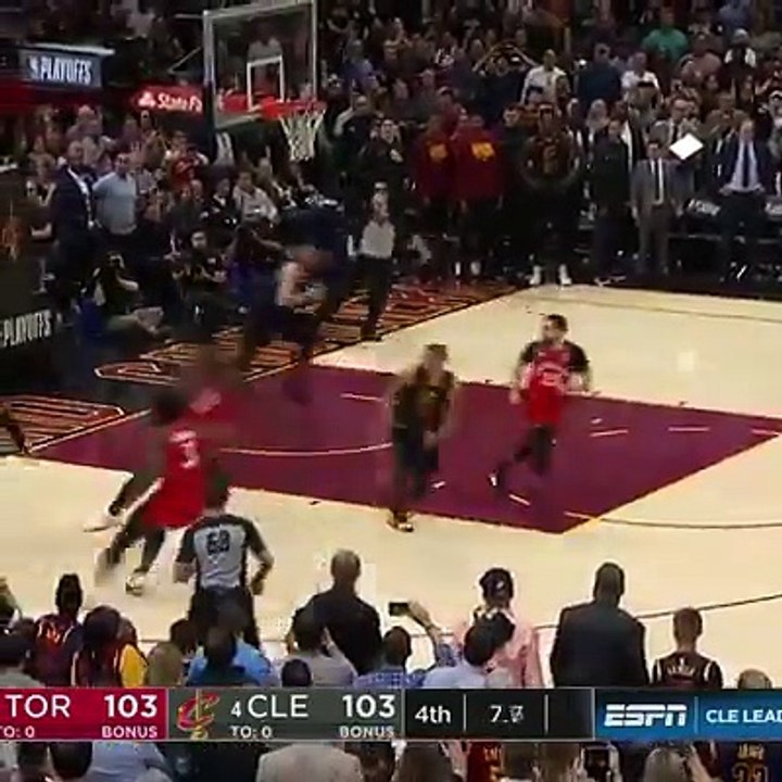 L'incroyable shoot au buzzer de LeBron James lors du match 3 face aux Raptors (05/05/2018)