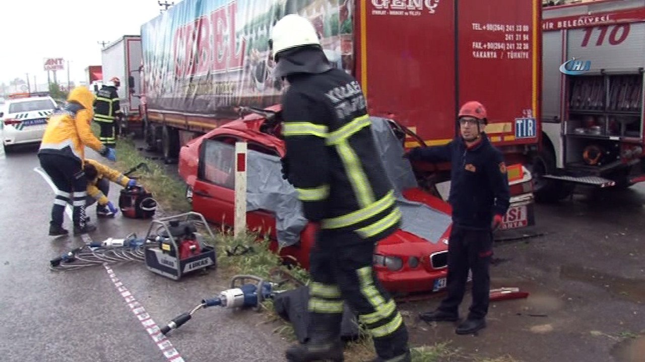Kayganlaşan yolda direksiyon hakimiyetini kaybetti, park halindeki tıra böyle çarptı: 1 ölü, 1 yaralı