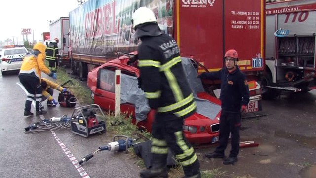 Kayganlaşan yolda direksiyon hakimiyetini kaybetti, park halindeki tıra böyle çarptı: 1 ölü, 1 yaralı