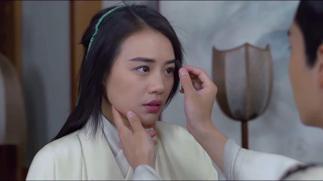 Thịnh Nhất Luân trang điểm cho tiểu Tư Thuần