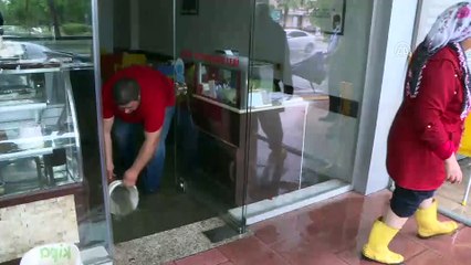 Şiddetli yağmur su baskınlarına neden oldu - İZMİR