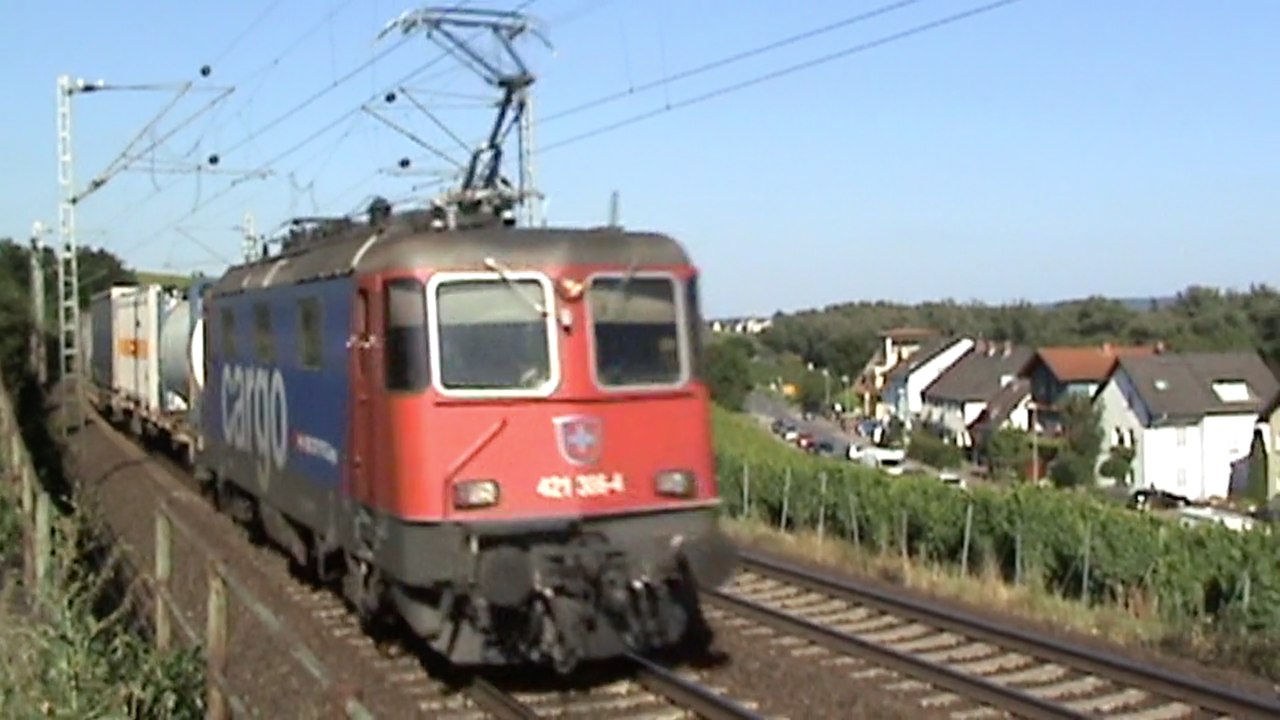Züge bei Hattenheim am Rhein, SBB Cargo Re421, MRCE 182, 2x 185, 3x 427, 5x 428